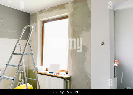 Home concetto di rinnovamento. Cucina nel processo di riparazione e ristrutturazione. Scaletta e di strumenti di costruzione Foto Stock