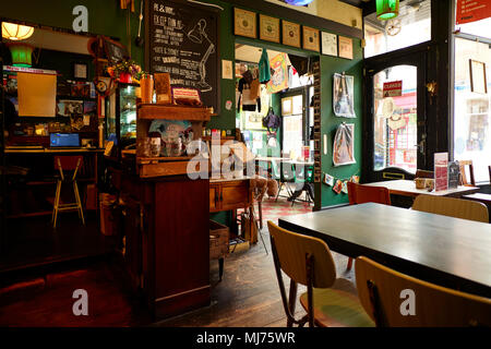 Interno della torta e vinil cafe nella strada del castello, Southsea, Portsmouth Foto Stock