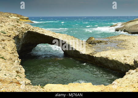 Ponte di roccia naturale in Isola di Milos, immagine presa in primavera Foto Stock