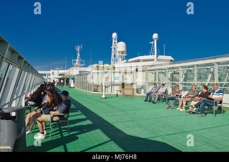 Stoccolma, Svezia - Luglio 2014: i passeggeri a bordo di Tallink Silja Line traghetto crociera attraverso l'arcipelago di Stoccolma nel Mar Baltico Foto Stock