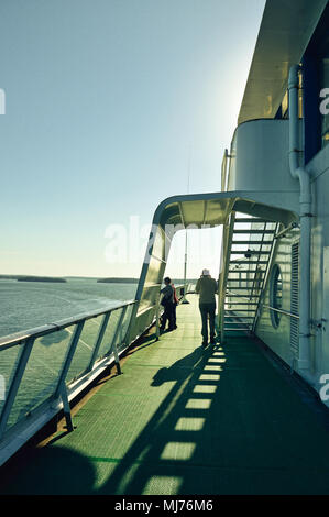 Stoccolma, Svezia - Luglio 2014: i passeggeri a bordo di Tallink Silja Line traghetto crociera attraverso l'arcipelago di Stoccolma nel Mar Baltico Foto Stock