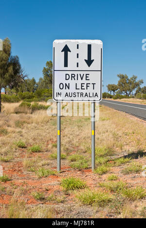 Guida a sinistra in Australia la segnaletica stradale. Per ricordare i turisti stranieri che il lato della strada su cui guidare, Foto Stock