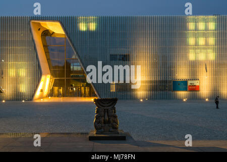 Varsavia, Polonia - 03 Maggio 2108: Esterno del Museo della Storia di ebrei polacchi al tramonto, Foto Stock