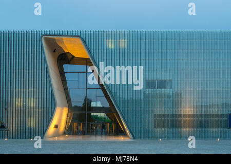 Varsavia, Polonia - 03 Maggio 2108: Esterno del Museo della Storia di ebrei polacchi al tramonto, Foto Stock