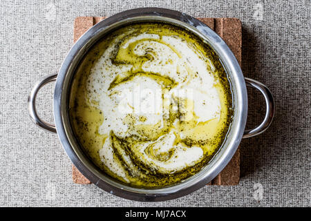 Yayla turco o zuppa di yogurt con salsa alla menta in pan / Tzatziki. cibo fatto in casa concetto. Foto Stock