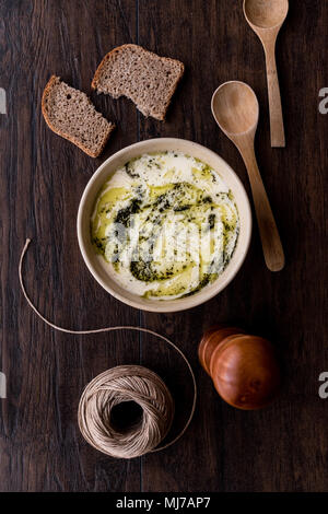Yayla turco o zuppa di yogurt con salsa alla menta (Tzatziki) su una superficie di legno Foto Stock