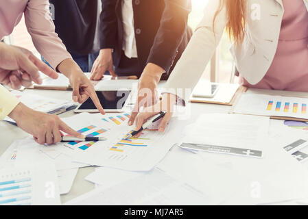 Riunione di affari e il concetto di conferenza. La gente di affari la discussione sul lavoro in ufficio con la documentazione. Foto per aggiungere messaggio di testo. Sfondo per Foto Stock