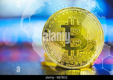 Bitcoin concetto. Grande golden bitcoin sul computer sfocata allo schermo del laptop con tecnologia sfondo icone. Blockchain, cryptocurrencies. Foto per aggiungere Foto Stock