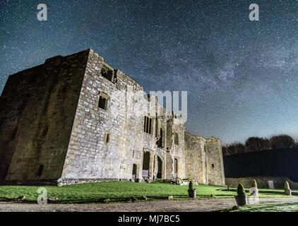 La Via Lattea e milioni di stelle nel cielo notturno sopra Bolton Abbey e Barden torre in Norrth Yorkshire Foto Stock