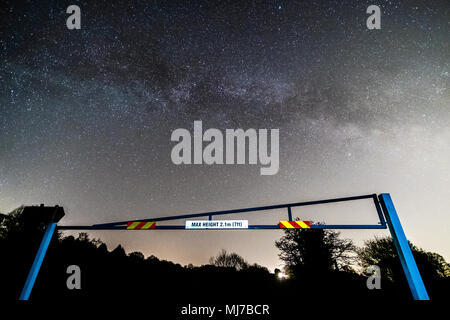 Le stelle e la Via Lattea in alto sopra i bellissimi paesaggi del North Yorkshire Foto Stock