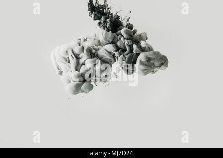 Vista ravvicinata della miscelazione di fumo grigio isolato su grigio Foto Stock