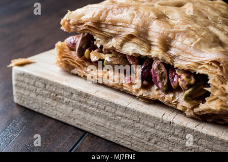 Halep Dessert a base di pistacchio / Fistikli Baklava su una superficie di legno Foto Stock