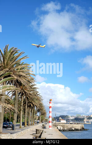 Faro e il marciapiede nella città di Porto, Portogallo. In aereo nel cielo. Foto Stock