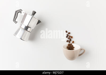 I chicchi di caffè versando dal pot Foto Stock