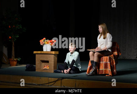 Teens-teens partecipare ai talent show, staging basato su Andersen fiaba "la regina delle nevi" a San Pietroburgo, Russia Foto Stock