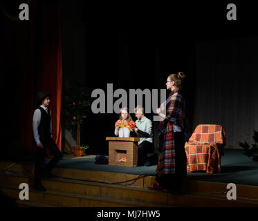 Teens-teens partecipare ai talent show, staging basato su Andersen fiaba "la regina delle nevi" a San Pietroburgo, Russia Foto Stock