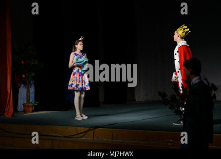 Teens-teens partecipare ai talent show, staging basato su Andersen fiaba "la regina delle nevi" a San Pietroburgo, Russia Foto Stock