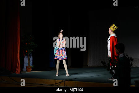 Teens-teens partecipare ai talent show, staging basato su Andersen fiaba "la regina delle nevi" a San Pietroburgo, Russia Foto Stock