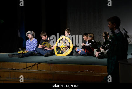 Teens-teens partecipare ai talent show, staging basato su Andersen fiaba "la regina delle nevi" a San Pietroburgo, Russia Foto Stock