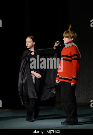 Teens-teens partecipare ai talent show, staging basato su Andersen fiaba "la regina delle nevi" a San Pietroburgo, Russia Foto Stock