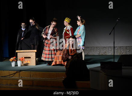 Teens-teens partecipare ai talent show, staging basato su Andersen fiaba "la regina delle nevi" a San Pietroburgo, Russia Foto Stock