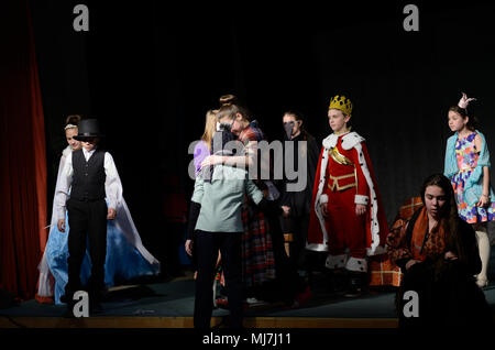 Teens-teens partecipare ai talent show, staging basato su Andersen fiaba "la regina delle nevi" a San Pietroburgo, Russia Foto Stock