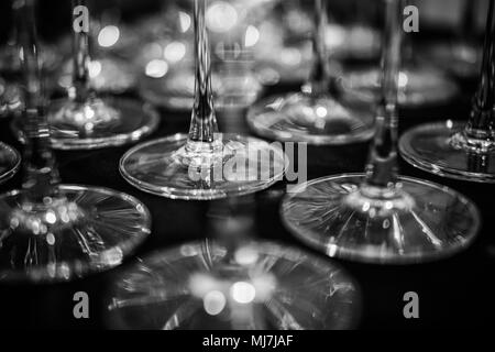 Riga vuota di bicchieri di vino sul tavolo | Bianco e nero | Close up Foto Stock