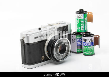 Un gruppo di lavoro di viaggio Olympus 35 telecamera cinematografica acquistato per £ 1 dal labirinto in vendita in Dorset England Regno Unito. Produzione di telecamera correva da 1967-1984 e fu fitt Foto Stock