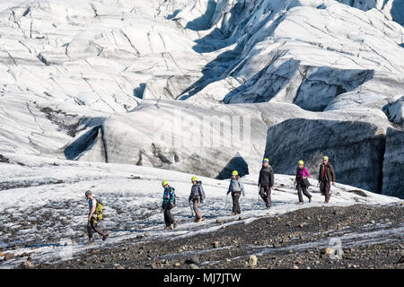 Skaftafell, Islanda. Un gruppo di turisti escursioni sulla parte del ghiacciaio Svínafellsjökull 'lingua' Foto Stock