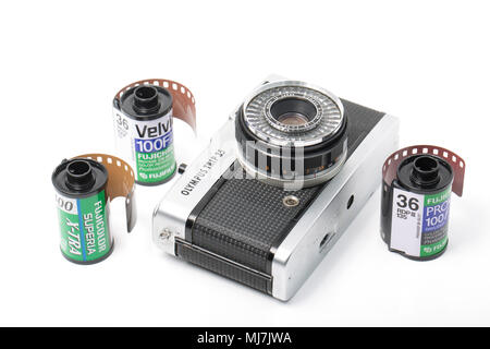 Un gruppo di lavoro di viaggio Olympus 35 telecamera cinematografica acquistato per £ 1 dal labirinto in vendita in Dorset England Regno Unito. Produzione di telecamera correva da 1967-1984 e fu fitt Foto Stock