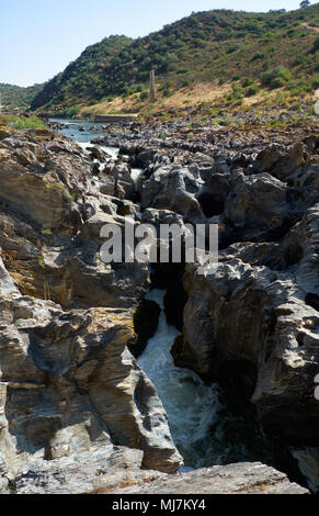 Pulo do Lobo (Wolf's Leap) cascata è una cascate del fiume Guadiana che acqua trova la sua strada attraverso le rocce calcaree, Alentejo, Portogallo Foto Stock