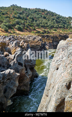 Il flusso del fiume Guadiana trova la sua strada attraverso il profondo burrone in scisti a Pulo do Lobo (Wolf's Leap), Guadiana River Valley Natural Park, Alente Foto Stock