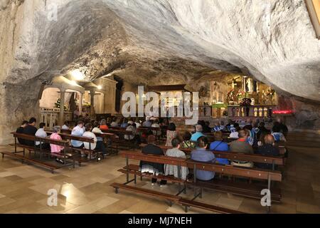 MONTE SANT'ANGELO, Italia - Giugno 6, 2017: persone visitare la grotta chiesa di Monte Sant'Angelo, Italia. Il santuario storico è parte dell UNESCO World Heritag Foto Stock