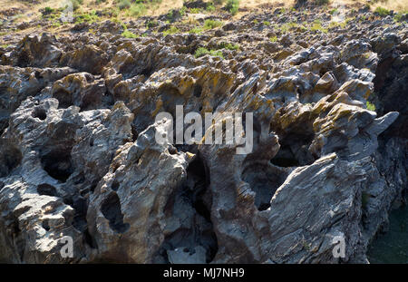 La scisti fortemente eroso con acqua e vento formano lame taglienti e scende in profondità nella roccia a Pulo do Lobo. Fiume Guadiana Valley Natural Park. Ale Foto Stock