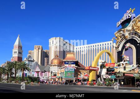 LAS VEGAS, Stati Uniti d'America - 14 Aprile 2014: la gente di visitare la famosa Strip di Las Vegas. 15 delle 25 più grandi alberghi del mondo si trovano a striscia con più t Foto Stock