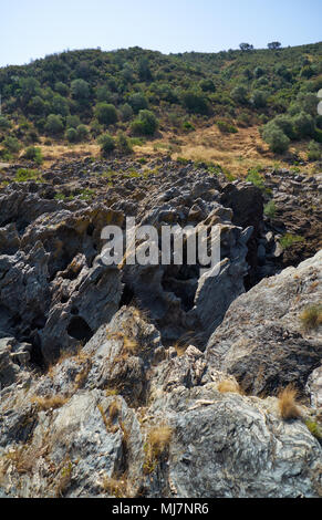 La scisti fortemente eroso con acqua e vento formano lame taglienti e scende in profondità nella roccia a Pulo do Lobo. Fiume Guadiana Valley Natural Park. Ale Foto Stock