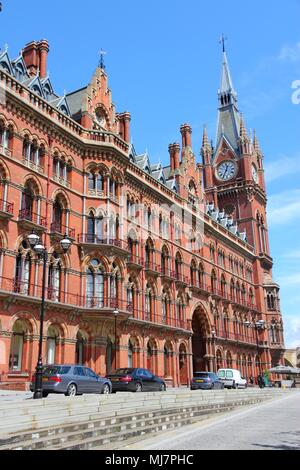 London, Regno Unito - famoso St. Pancras stazione ferroviaria edificio Foto Stock