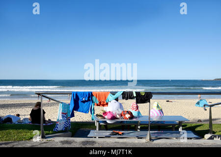 Una folla di gente che gode di splendida MOOLOOLABA BEACH nel Queensland AUSTRALIA Foto Stock