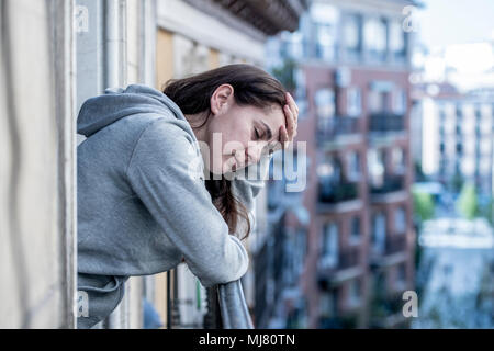 Giovani latino. triste e depresso donna in piedi su un balcone sensazione oltre sopraffatto e sofferenza in depressione salute mentale concetto Foto Stock