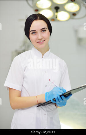 Giovane bella ragazza medico in bianco medical vestaglia con uno stetoscopio Foto Stock