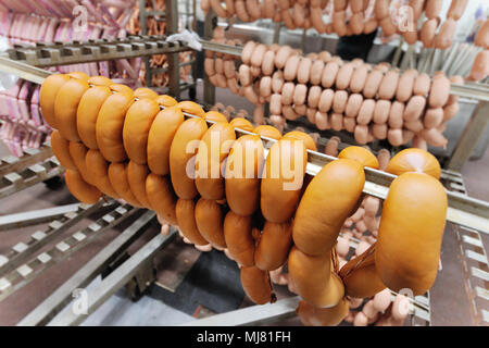 La produzione di generi alimentari di salsicce Foto Stock