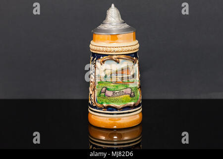 Il lato anteriore di una birra tedesca stein souvenir da anni cinquanta Foto Stock