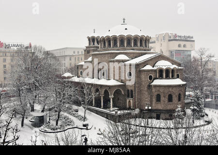 Sofia, Bulgaria - 22 Marzo 2018: Freddo nevoso inverno cupo giorno nella città di Sofia. Saint Nedelya Chiesa Ortodossa e Saint Nedelya Square nella neve Foto Stock