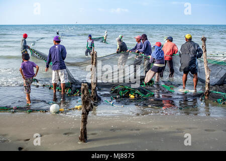 I membri di una cooperativa di pesca dal villaggio locale a Baybay Spiaggia Cala nella loro seine net. Essi pesce due volte al giorno per fornire cibo e reddito per Foto Stock
