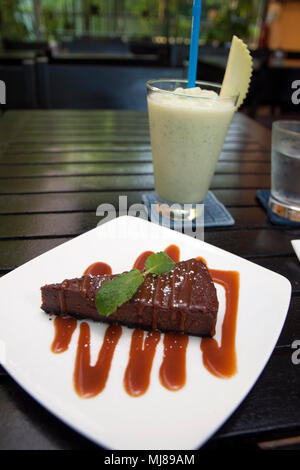Phnom Penh Cambogia, Cheesecake al cioccolato e menta lassi il tè del pomeriggio nel ristorante istituito per la formazione di bambini di strada di nuove competenze Foto Stock