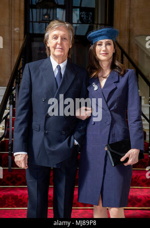 Sir Paul McCartney e sua moglie Nancy Shevell arrivare per la sua investitura a Buckingham Palace di Londra dove verrà realizzato un compagno d'onore. Foto Stock