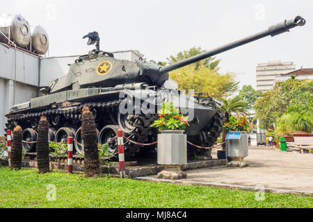 Un Americano M41 Walker Bulldog serbatoio utilizzato nella guerra del Vietnam sul display esterno Gia Long palazzo ora le Ho Chi Minh City Museum, Vietnam. Foto Stock