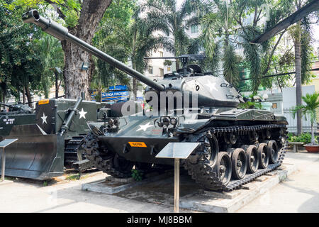 US Army M41 Walker Bulldog serbatoio militare E D.7 e bulldozer dalla guerra del Vietnam in mostra presso il Museo dei Resti della Guerra, Città di Ho Chi Minh, Vietnam. Foto Stock