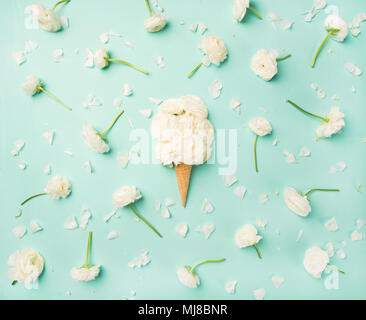 Cono di cialda con il ranuncolo Bianco Fiori su fondo azzurro Foto Stock