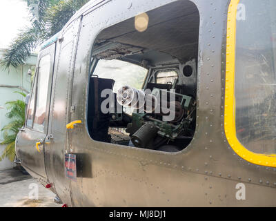 US Army Bell UH-1 Iroquois Huey elicottero dalla guerra del Vietnam in mostra presso il Museo dei Resti della Guerra, Città di Ho Chi Minh, Vietnam. Foto Stock